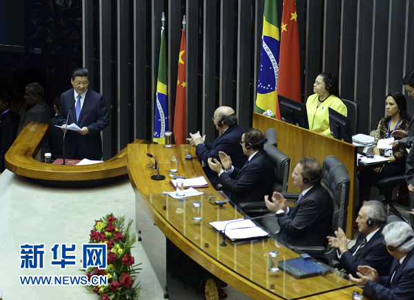 7月16日，國家主席習近平在巴西國會發(fā)表《弘揚傳統(tǒng)友好共譜合作新篇》的演講。 新華社記者 劉建生 攝