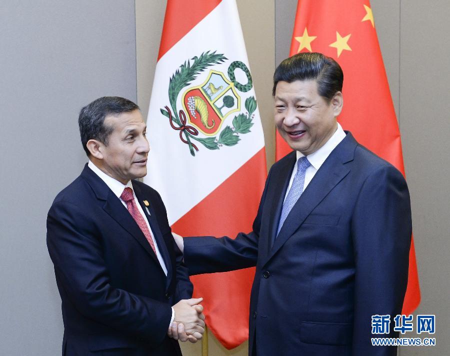 7月16日，國(guó)家主席習(xí)近平在巴西首都巴西利亞會(huì)見(jiàn)秘魯總統(tǒng)烏馬拉。新華社記者 劉建生 攝 