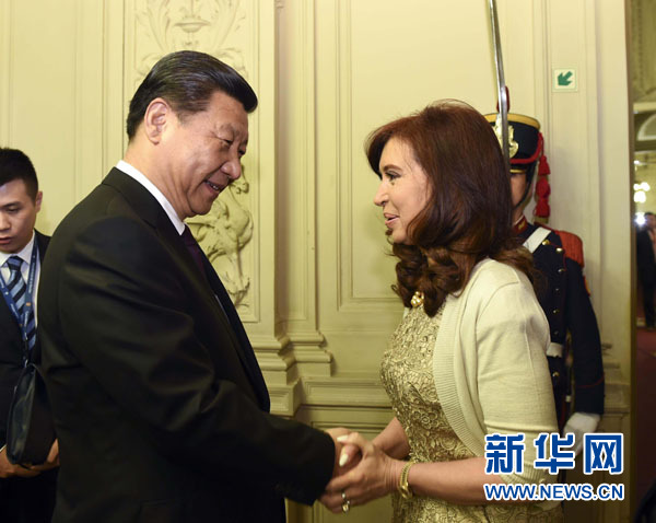 當?shù)貢r間7月18日，國家主席習近平在布宜諾斯艾利斯同阿根廷總統(tǒng)克里斯蒂娜舉行會談。這是會談開始前，克里斯蒂娜在總統(tǒng)府為習近平舉行隆重歡迎儀式。新華社記者 李學仁 攝