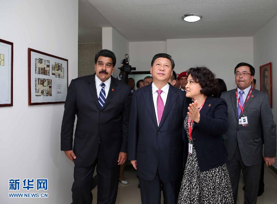當(dāng)?shù)貢r(shí)間7月21日，國(guó)家主席習(xí)近平在委內(nèi)瑞拉總統(tǒng)馬杜羅陪同下在加拉加斯參觀蒂烏娜社會(huì)住房項(xiàng)目。 新華社記者 蘭紅光 攝
