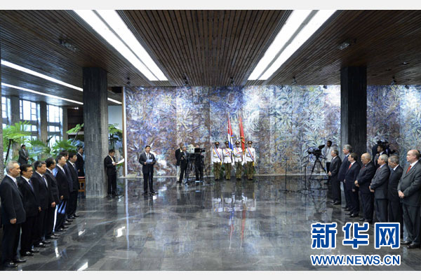 當(dāng)?shù)貢r(shí)間7月22日，國家主席習(xí)近平在哈瓦那接受古巴政府授予的&ldquo;何塞&middot;馬蒂&rdquo;勛章。古巴國務(wù)委員會(huì)主席兼部長會(huì)議主席勞爾&middot;卡斯特羅為習(xí)近平佩戴勛章。新華社記者馬占成攝