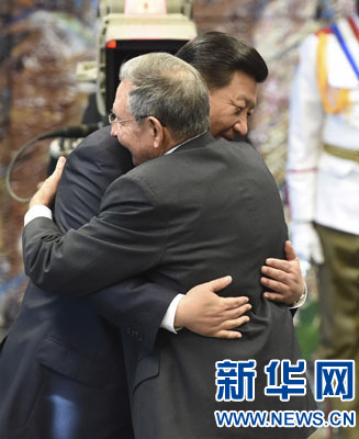 當(dāng)?shù)貢r(shí)間7月22日，國家主席習(xí)近平在哈瓦那接受古巴政府授予的&ldquo;何塞&middot;馬蒂&rdquo;勛章。古巴國務(wù)委員會(huì)主席兼部長會(huì)議主席勞爾&middot;卡斯特羅為習(xí)近平佩戴勛章。新華社記者馬占成攝