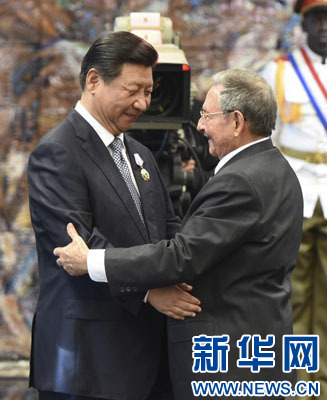 當(dāng)?shù)貢r(shí)間7月22日，國家主席習(xí)近平在哈瓦那接受古巴政府授予的&ldquo;何塞&middot;馬蒂&rdquo;勛章。古巴國務(wù)委員會(huì)主席兼部長會(huì)議主席勞爾&middot;卡斯特羅為習(xí)近平佩戴勛章。新華社記者馬占成攝