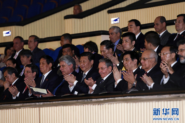      出當(dāng)?shù)貢r(shí)間7月22日，國(guó)家主席習(xí)近平在哈瓦那與古巴國(guó)務(wù)委員會(huì)主席兼部長(zhǎng)會(huì)議主席勞爾&middot;卡斯特羅共同觀看中古芭蕾舞聯(lián)合演出。新華社記者李學(xué)仁攝 