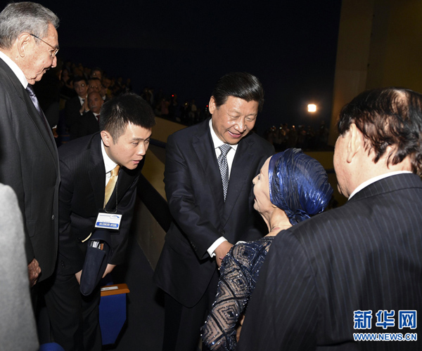     當(dāng)?shù)貢r(shí)間7月22日，國(guó)家主席習(xí)近平在哈瓦那與古巴國(guó)務(wù)委員會(huì)主席兼部長(zhǎng)會(huì)議主席勞爾&middot;卡斯特羅共同觀看中古芭蕾舞聯(lián)合演出。新華社記者李學(xué)仁攝 