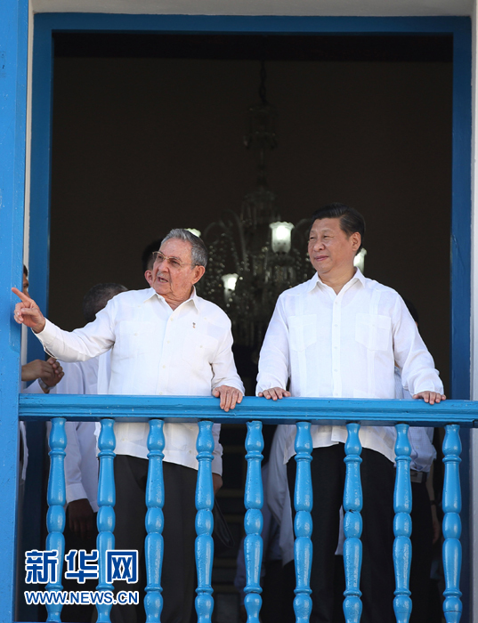這是習近平在勞爾陪同下參觀圣地亞哥市政府時一同走上二層陽臺。1959年1月1日，菲德爾&middot;卡斯特羅就是站在這里宣布古巴革命勝利。新華社記者蘭紅光 攝 