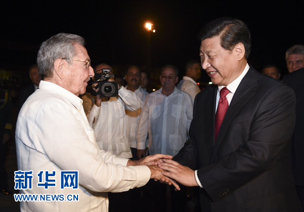 當?shù)貢r間7月23日，國家主席習近平結束對古巴的訪問，離開圣地亞哥，啟程回國。這是古巴國務委員會主席兼部長會議主席勞爾&middot;卡斯特羅到機場為習近平送行。新華社記者 李學仁 攝 