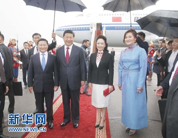 8月21日，國家主席習近平抵達烏蘭巴托，開始對蒙古國進行國事訪問。習近平和夫人彭麗媛在機場受到蒙古國總理阿勒坦呼亞格夫婦熱情迎接。新華社記者鞠鵬攝 