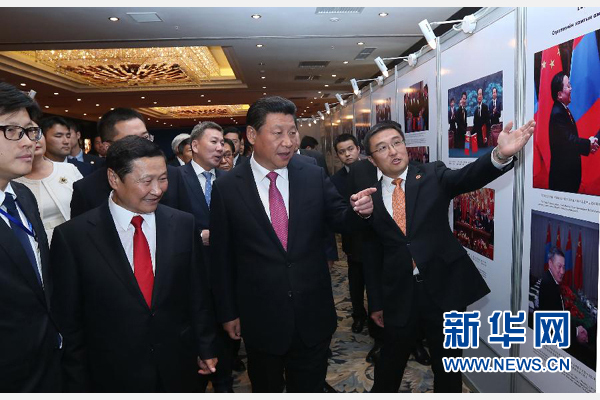 8月22日，國(guó)家主席習(xí)近平在烏蘭巴托與蒙古國(guó)總理阿勒坦呼亞格共同出席中蒙經(jīng)貿(mào)合作回顧展開幕式。 新華社記者 龐興雷 攝 