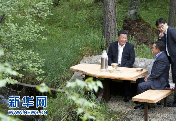 8月22日，國家主席習(xí)近平同蒙古國總統(tǒng)額勒貝格道爾吉在烏蘭巴托市郊的總統(tǒng)官邸再次會晤。這是習(xí)近平同額勒貝格道爾吉會晤后在溪畔飲茶。新華社記者 黃敬文 攝