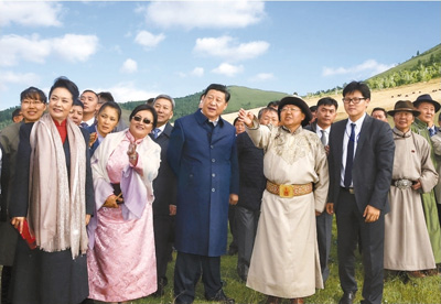 　　八月二十二日，國家主席習近平在蒙古國總統(tǒng)額勒貝格道爾吉陪同下前往烏蘭巴托市郊觀看那達慕。這是習近平和夫人彭麗媛同額勒貝格道爾吉夫婦觀看表演。新華社記者　鞠鵬攝