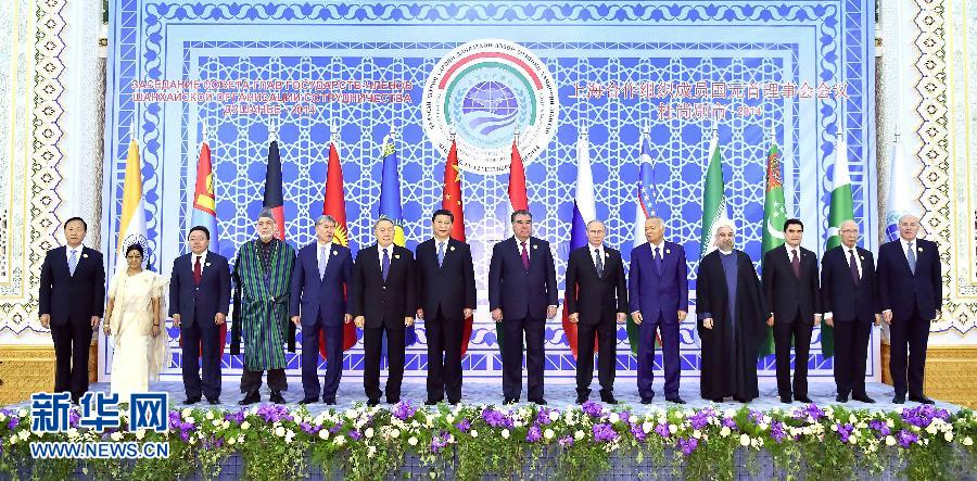 9月12日，上海合作組織成員國元首理事會第十四次會議在塔吉克斯坦首都杜尚別舉行。國家主席習近平出席會議并發(fā)表重要講話。這是與會成員國元首、觀察員國領導人或代表、主席國客人以及有關國際和地區(qū)組織代表集體合影。新華社記者李濤攝 