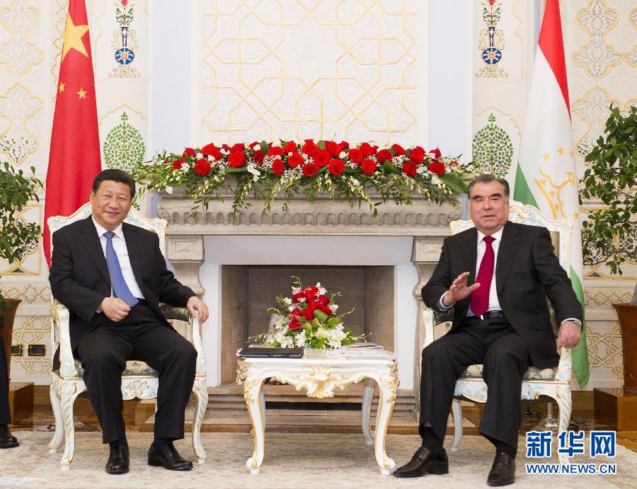 9月13日，國家主席習(xí)近平在杜尚別同塔吉克斯坦總統(tǒng)拉赫蒙舉行會談。 新華社記者黃敬文攝 