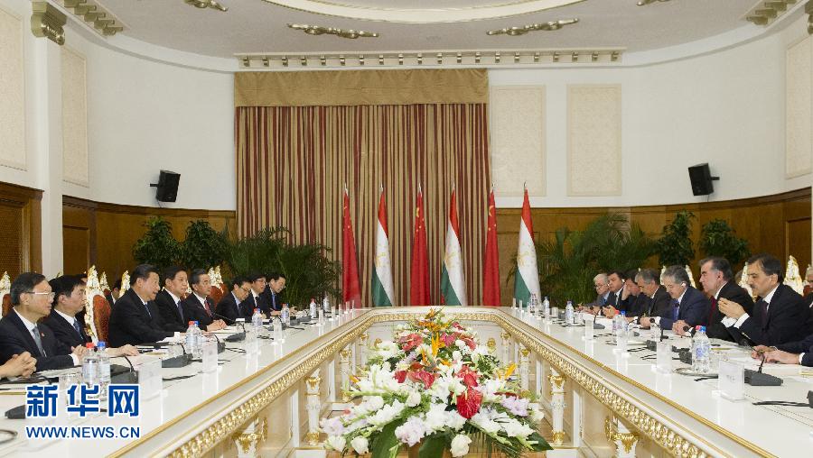 9月13日，國家主席習(xí)近平在杜尚別同塔吉克斯坦總統(tǒng)拉赫蒙舉行會談。 新華社記者謝環(huán)馳攝 