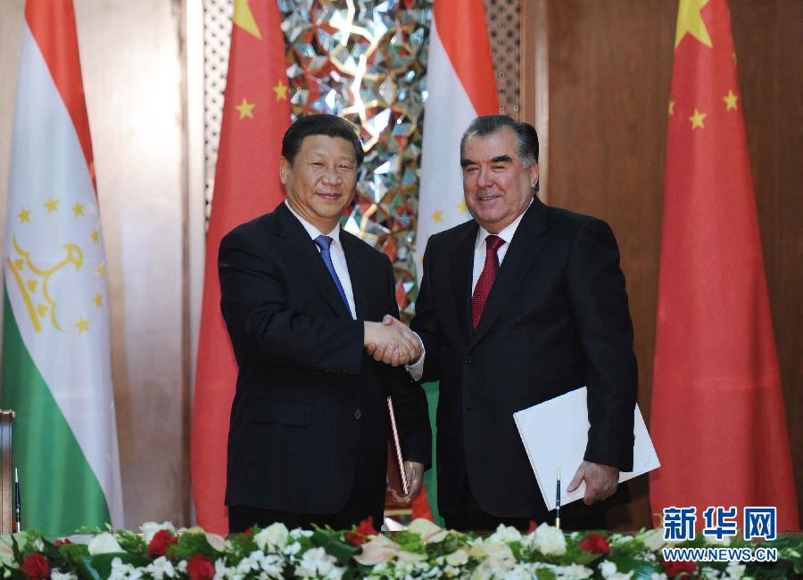 9月13日，國(guó)家主席習(xí)近平和塔吉克斯坦總統(tǒng)拉赫蒙在杜尚別共同簽署《中塔關(guān)于進(jìn)一步發(fā)展和深化戰(zhàn)略伙伴關(guān)系的聯(lián)合宣言》。新華社記者謝環(huán)馳攝 