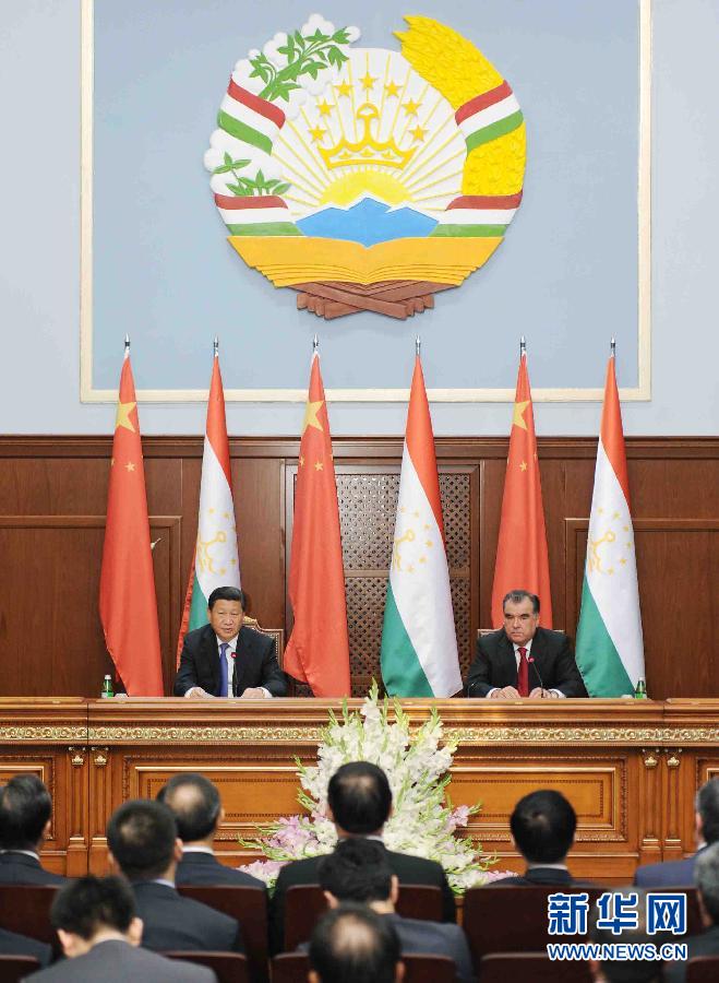 9月13日，國(guó)家主席習(xí)近平同塔吉克斯坦總統(tǒng)拉赫蒙在杜尚別共同會(huì)見記者。 新華社記者謝環(huán)馳攝