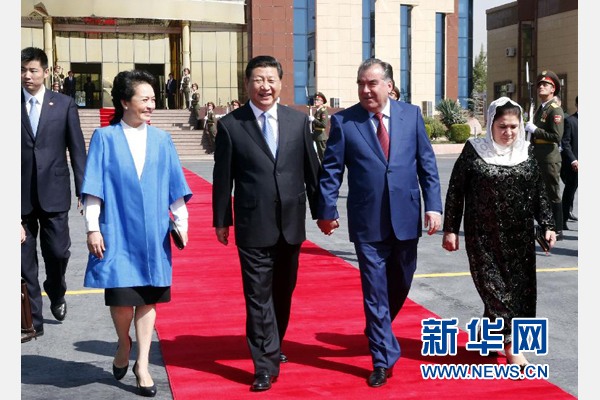 9月14日，國家主席習近平結(jié)束對塔吉克斯坦的國事訪問，乘坐專機離開杜尚別。拉赫蒙總統(tǒng)夫婦專程到機場為習近平和夫人彭麗媛送行。新華社記者 鞠鵬 攝 