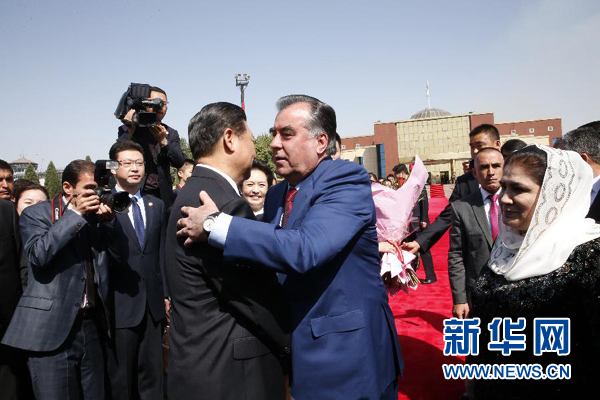 9月14日，國家主席習近平結(jié)束對塔吉克斯坦的國事訪問，乘坐專機離開杜尚別。拉赫蒙總統(tǒng)夫婦專程到機場為習近平和夫人彭麗媛送行。新華社記者 鞠鵬 攝 