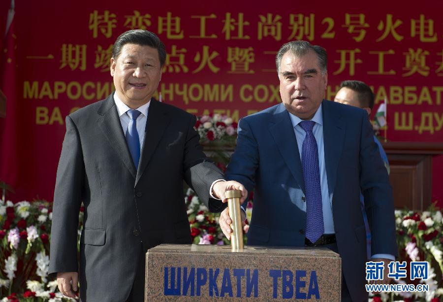 9月13日，國(guó)家主席習(xí)近平和塔吉克斯坦總統(tǒng)拉赫蒙在杜尚別共同出席中塔兩國(guó)重大合作項(xiàng)目&mdash;&mdash;杜尚別2號(hào)熱電廠一期工程竣工儀式、二期工程開工儀式。這是習(xí)近平和拉赫蒙一同將裝有兩國(guó)元首簽名二期工程奠基紀(jì)念頁的金色金屬管放入水泥墩中。 新華社記者黃敬文攝 