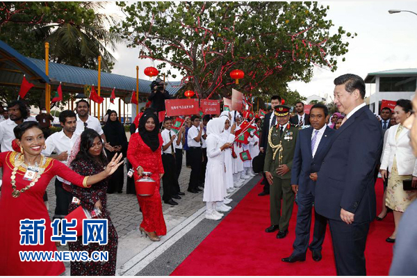  9月14日，國家主席習近平抵達馬累，開始對馬爾代夫進行國事訪問。習近平和夫人彭麗媛在機場受到馬爾代夫總統(tǒng)亞明夫婦的熱情迎接。新華社記者 鞠鵬 攝 