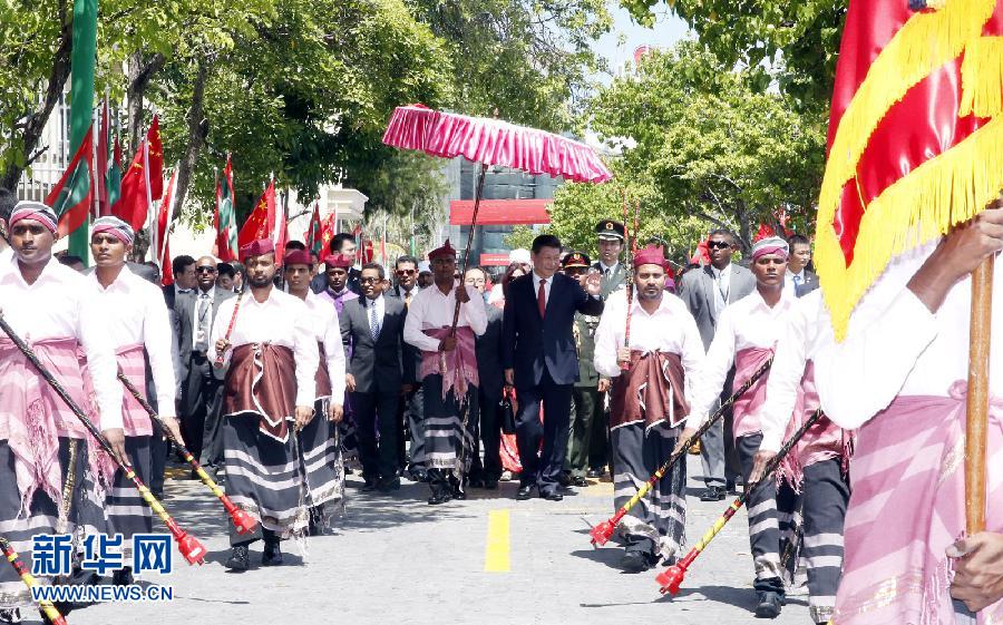 9月15日，國家主席習(xí)近平同馬爾代夫總統(tǒng)亞明在馬累舉行會談。會談前，亞明在共和國廣場為習(xí)近平舉行歡迎儀式。 新華社記者 鞠鵬 攝