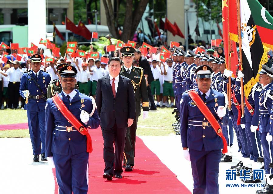 9月15日，國家主席習(xí)近平同馬爾代夫總統(tǒng)亞明在馬累舉行會談。會談前，亞明在共和國廣場為習(xí)近平舉行歡迎儀式。 新華社記者 馬占成 攝 