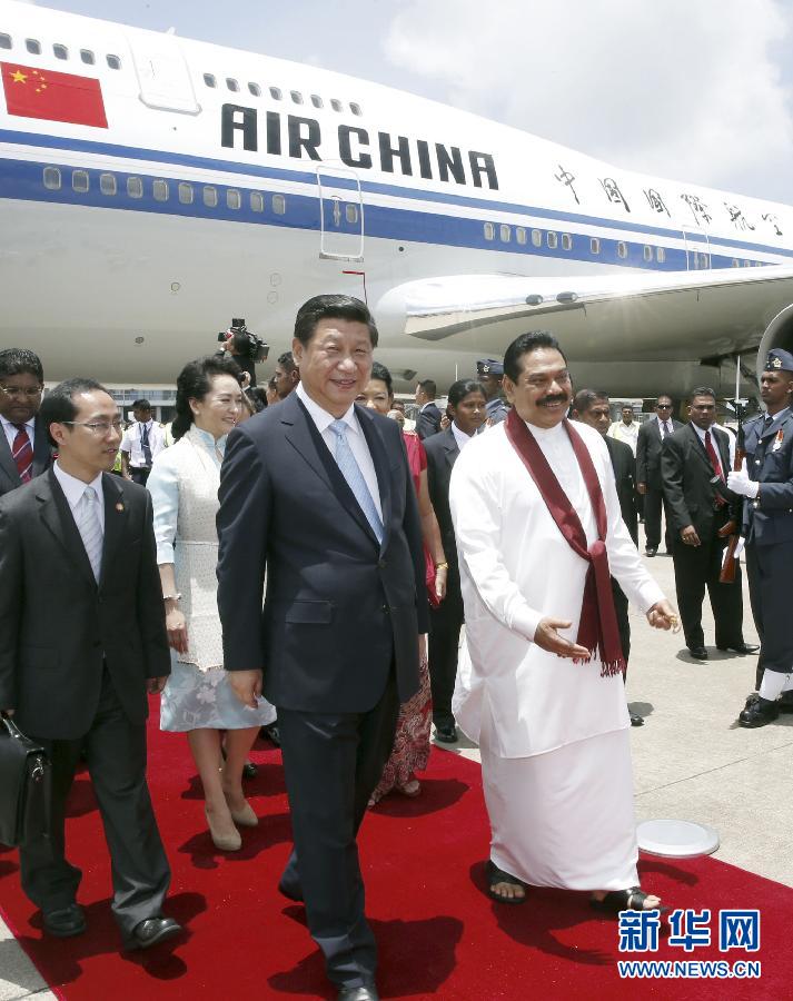 9月16日，國家主席習近平抵達科倫坡，開始對斯里蘭卡進行國事訪問。在班達拉奈克國際機場，習近平和夫人彭麗媛受到拉賈帕克薩總統(tǒng)夫婦熱情迎接。新華社記者鞠鵬攝 