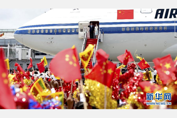 9月16日，國家主席習近平抵達科倫坡，開始對斯里蘭卡進行國事訪問。這是習近平和夫人彭麗媛向歡迎群眾揮手致意。 新華社記者馬占成攝 