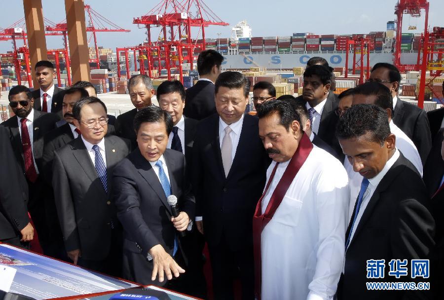 9月17日，國(guó)家主席習(xí)近平在斯里蘭卡總統(tǒng)拉賈帕克薩陪同下，考察中斯重要合作項(xiàng)目&mdash;&mdash;科倫坡港南集裝箱碼頭。 新華社記者 鞠鵬 攝