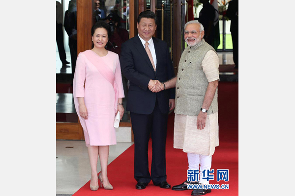 9月17日，國家主席習近平在古吉拉特邦艾哈邁達巴德會見印度總理莫迪。這是會見前，莫迪在習近平下榻的賓館前迎接習近平和夫人彭麗媛。 新華社記者 龐興雷 攝