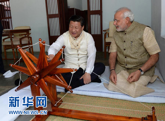9月17日，國家主席習近平在印度古吉拉特邦進行訪問。印度總理莫迪全程陪同。這是習近平在參觀甘地故居時，親自搖動甘地曾經(jīng)使用過的紡車。新華社記者 馬占成 攝