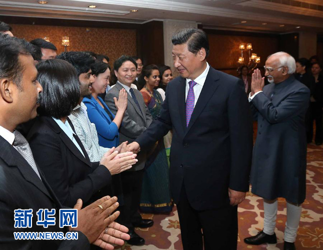 9月18日，國(guó)家主席習(xí)近平在印度世界事務(wù)委員會(huì)發(fā)表題為《攜手追尋民族復(fù)興之夢(mèng)》的重要演講。演講結(jié)束后，習(xí)近平接見(jiàn)中印兩國(guó)青年代表。新華社記者 龐興雷 攝