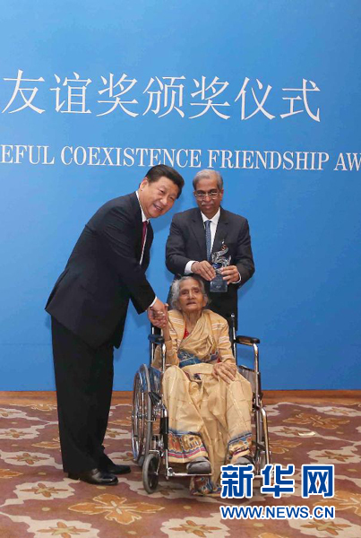 9月19日，國家主席習近平在新德里會見印度友好人士、友好團體代表，并頒發(fā)和平共處五項原則友誼獎，表彰他們長期致力于中印友好事業(yè)。新華社記者龐興雷攝 