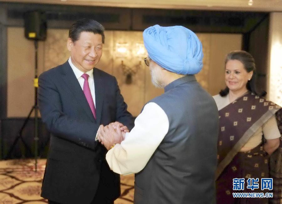 9月19日，國(guó)家主席習(xí)近平在新德里會(huì)見(jiàn)印度國(guó)大黨主席索尼婭&middot;甘地和前總理辛格。 新華社記者張鐸攝