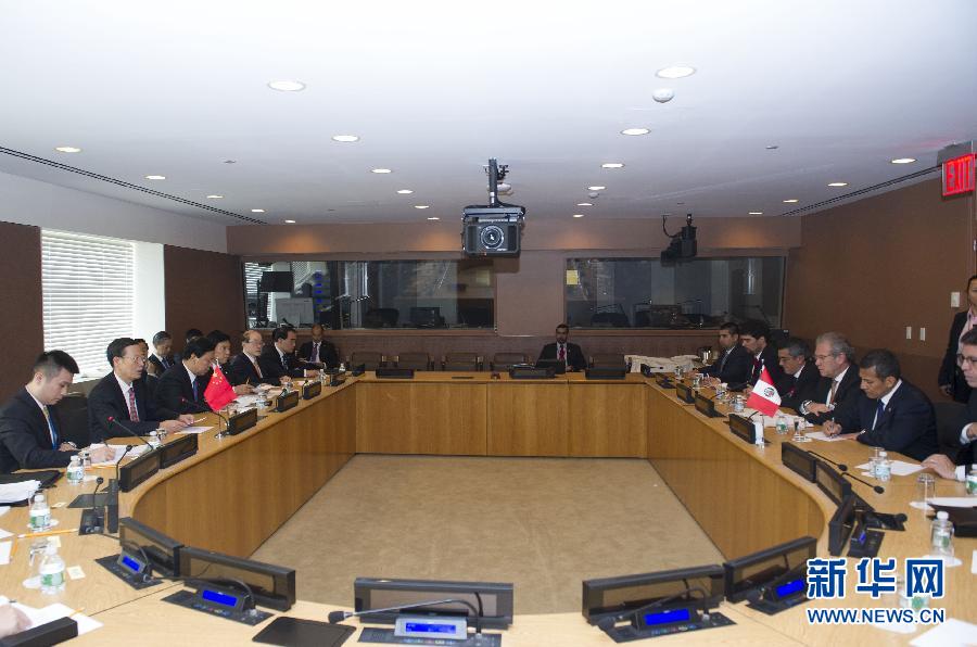 9月23日，出席聯(lián)合國氣候峰會的國家主席習近平特使、國務(wù)院副總理張高麗在紐約聯(lián)合國總部會見秘魯總統(tǒng)烏馬拉。 新華社記者 王曄 攝 