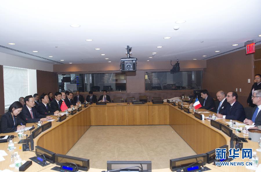 9月23日，出席聯(lián)合國(guó)氣候峰會(huì)的國(guó)家主席習(xí)近平特使、國(guó)務(wù)院副總理張高麗在紐約聯(lián)合國(guó)總部會(huì)見法國(guó)總統(tǒng)奧朗德。 新華社記者 王曄 攝