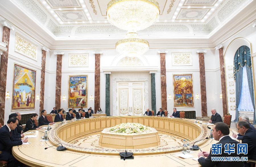 9月26日，應(yīng)邀訪問白俄羅斯的國務(wù)院副總理張高麗在明斯克會見白俄羅斯總統(tǒng)盧卡申科。新華社記者王曄攝 