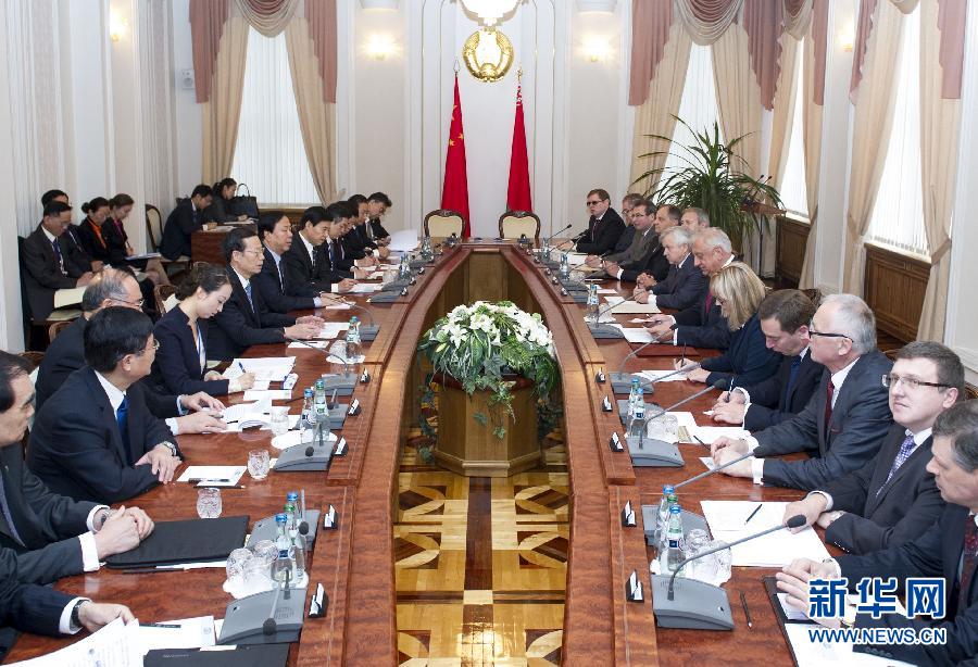  9月27日，應(yīng)邀訪問白俄羅斯的國務(wù)院副總理張高麗在明斯克同白俄羅斯總理米亞斯尼科維奇舉行會談。 新華社記者王曄攝