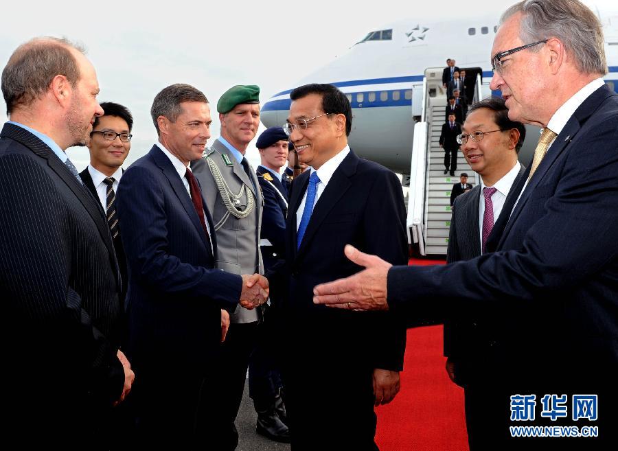 10月9日，國務(wù)院總理李克強(qiáng)抵達(dá)柏林開始對德國進(jìn)行正式訪問。德國政府高級官員到機(jī)場迎接。 新華社記者 饒愛民 攝