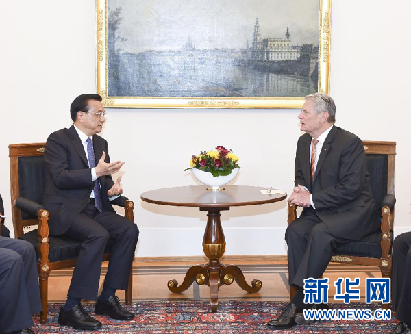 10月10日，國(guó)務(wù)院總理李克強(qiáng)在柏林會(huì)見(jiàn)德國(guó)總統(tǒng)高克。 新華社記者 李學(xué)仁 攝