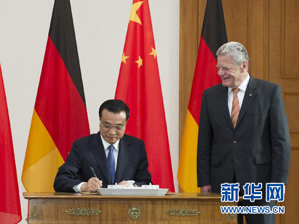 10月10日，國(guó)務(wù)院總理李克強(qiáng)在柏林會(huì)見(jiàn)德國(guó)總統(tǒng)高克。這是李克強(qiáng)總理在高克總統(tǒng)的陪同下在貴賓簿上簽字。 新華社記者 王曄 攝 