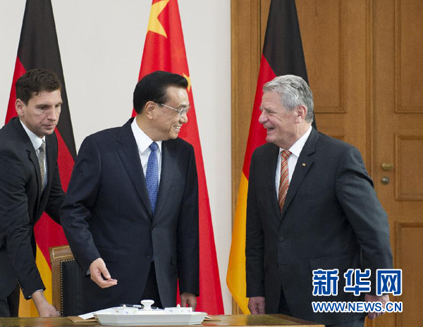 10月10日，國(guó)務(wù)院總理李克強(qiáng)在柏林會(huì)見(jiàn)德國(guó)總統(tǒng)高克。這是李克強(qiáng)總理與高克總統(tǒng)親切交談。 新華社記者 王曄 攝 