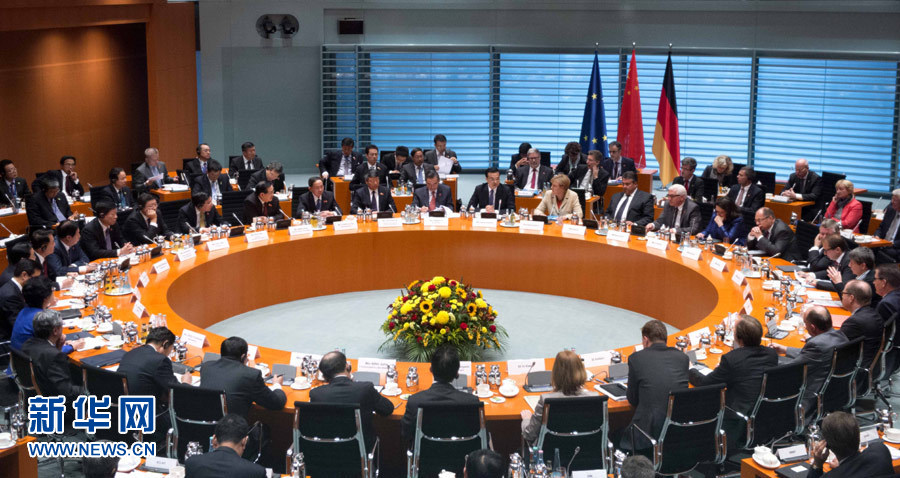 10月10日，中國國務(wù)院總理李克強在柏林與德國總理默克爾共同主持第三輪中德政府磋商。 新華社記者 李學(xué)仁 攝 