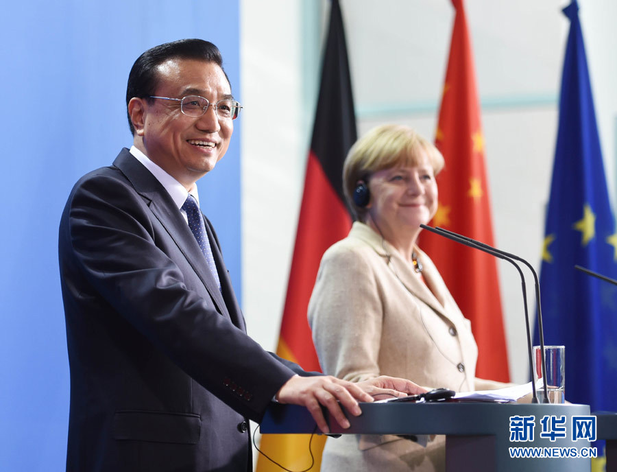 10月10日，國務(wù)院總理李克強(qiáng)在柏林與德國總理默克爾圓滿結(jié)束第三輪中德政府磋商后共同會見記者。 新華社記者 李學(xué)仁 攝 