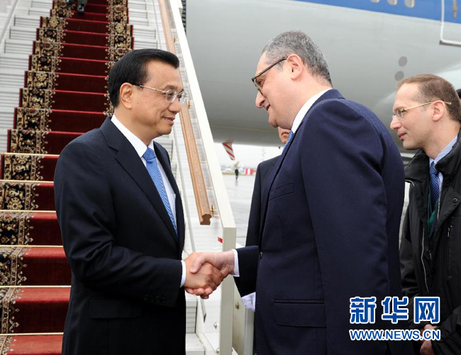 10月12日，中國(guó)國(guó)務(wù)院總理李克強(qiáng)乘專機(jī)抵達(dá)莫斯科，開始對(duì)俄羅斯進(jìn)行正式訪問并舉行中俄總理第十九次定期會(huì)晤。俄羅斯聯(lián)邦政府高級(jí)官員到機(jī)場(chǎng)迎接李克強(qiáng)總理。新華社記者 饒愛民 攝