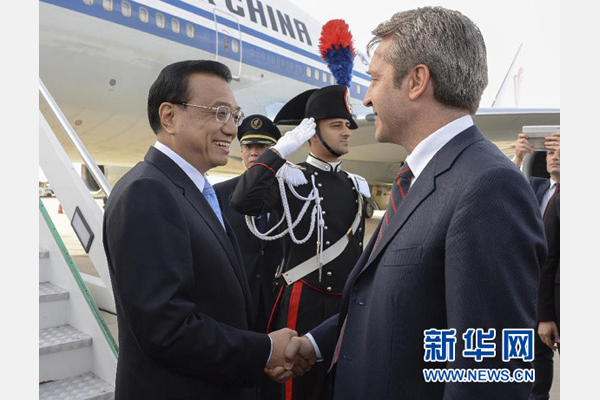 10月14日，國務(wù)院總理李克強乘專機抵達羅馬，開始對意大利進行正式訪問，意大利政府高級官員到機場迎接。 新華社記者李學仁攝