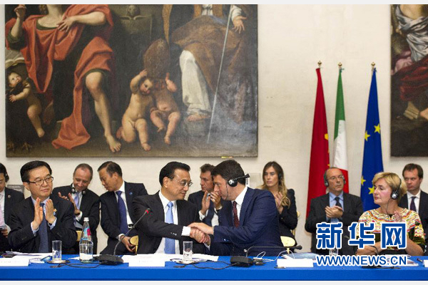 10月14日，中國(guó)國(guó)務(wù)院總理李克強(qiáng)在羅馬巴爾貝里尼宮與意大利總理倫齊共同會(huì)見(jiàn)中意企業(yè)家委員會(huì)委員及企業(yè)家代表并致辭。 新華社記者謝環(huán)馳 攝 