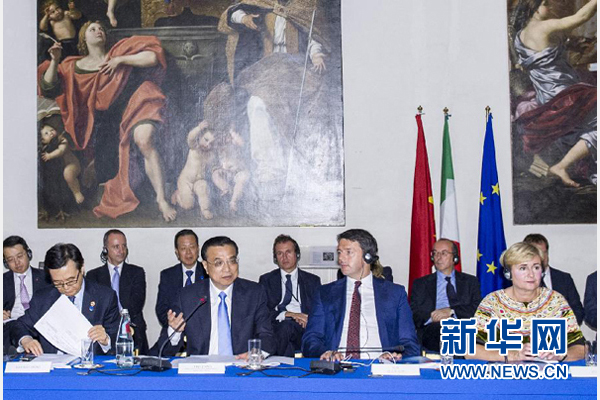 10月14日，中國(guó)國(guó)務(wù)院總理李克強(qiáng)在羅馬巴爾貝里尼宮與意大利總理倫齊共同會(huì)見(jiàn)中意企業(yè)家委員會(huì)委員及企業(yè)家代表并致辭。 新華社記者 王曄攝 