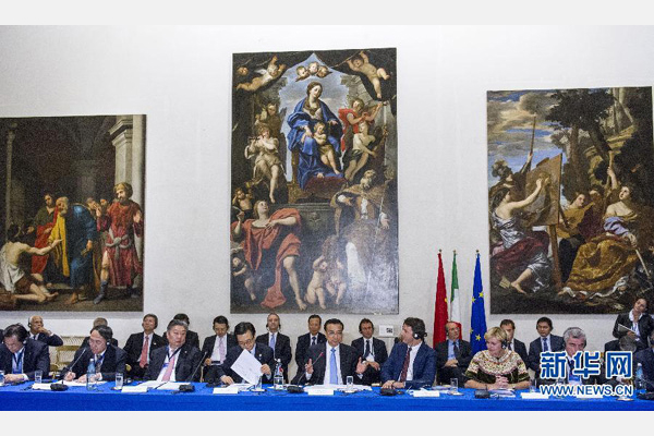 10月14日，中國(guó)國(guó)務(wù)院總理李克強(qiáng)在羅馬巴爾貝里尼宮與意大利總理倫齊共同會(huì)見(jiàn)中意企業(yè)家委員會(huì)委員及企業(yè)家代表并致辭。 新華社記者 王曄攝 