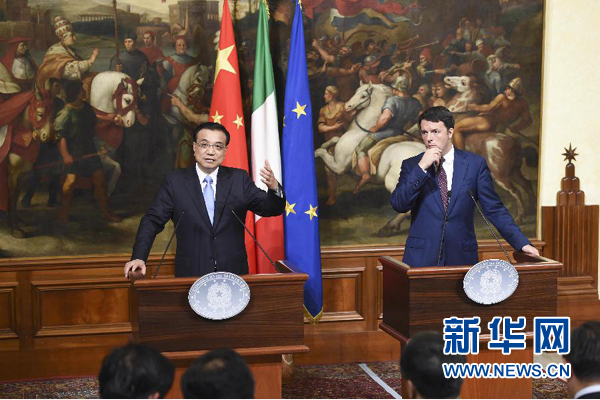 10月14日，國務院總理李克強在羅馬與意大利總理倫齊舉行會談后共同會見記者。 新華社記者 李學仁 攝